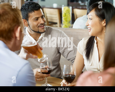 Freunde, die Getränke in einem Restaurant Stockfoto