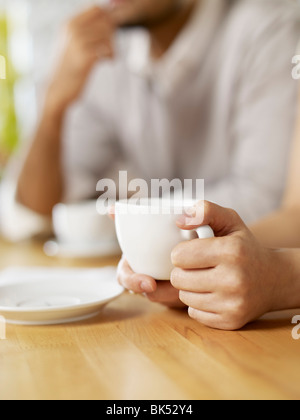 Frau in einem Restaurant eine Tasse Kaffee trinken Stockfoto