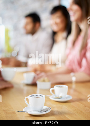 Tassen Kaffee am Tisch im Restaurant Stockfoto