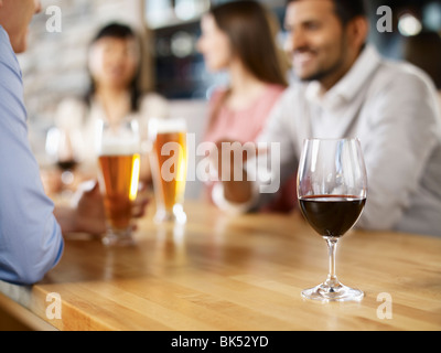 Freunde, die Getränke in einem Restaurant Stockfoto