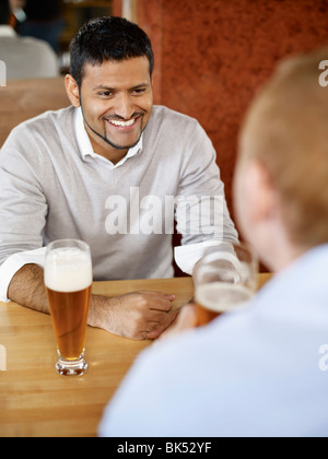 Männer, die Getränke in einem Restaurant Stockfoto