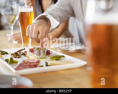 Gruppe von Menschen, die Essen Vorspeisen im Restaurant Stockfoto