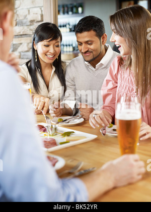 Gruppe von Freunden genießen Sie Drinks und Snacks in einem Restaurant Stockfoto