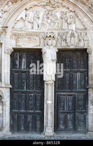 12. Jahrhundert Eingang in die Kirche Saint-Thibault, Saint-Thibault-En-Auxois, Doubs, Frankreich Stockfoto