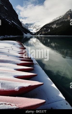 Kanus, Lake Louise, Banff Nationalpark, Alberta, Kanada Stockfoto