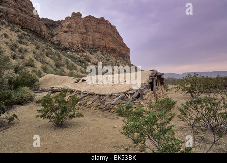 Lunas Jacal erhaltenen ursprünglichen Siedler Haus am Chihuahua-Wüste in Big Bend Nationalpark, Texas, USA Stockfoto