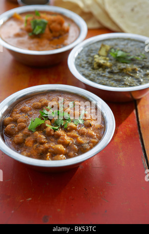 Chana Masala, Saag Paneer Makhani Gemüse, Papadum und Chapati Stockfoto