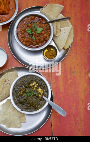 Chana Masala, Saag Paneer Makhani Gemüse, Papadum, Chapati und Mixed Pickles Stockfoto