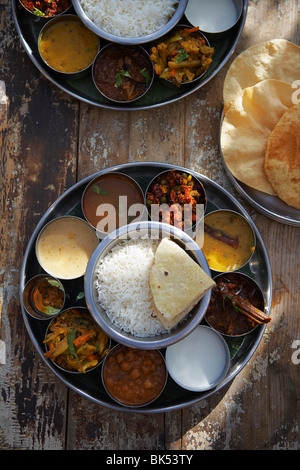 Thali, Rasam, Chana Masala, Kadai Bhindi, gemischte Gemüse-Curry, Sambhar Saag Paneer, Payasam und Mixed Pickles Stockfoto