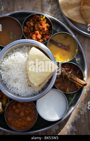 Thali, Rasam, Chana Masala, Kadai Bhindi, gemischte Gemüse-Curry, Sambhar, Joghurt, Basmati-Reis und Chapati Stockfoto