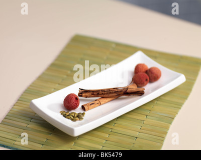 Früchten, Samen und Gewürzen auf Tablett Stockfoto