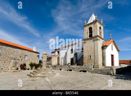 Zentral-Portugal, Beira Alta, Dorf Castelo Bom, Kirche und Pranger Stockfoto