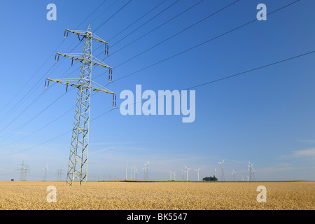 Strom-Turm und Windkraftanlagen, Rheinland-Pfalz, Deutschland Stockfoto