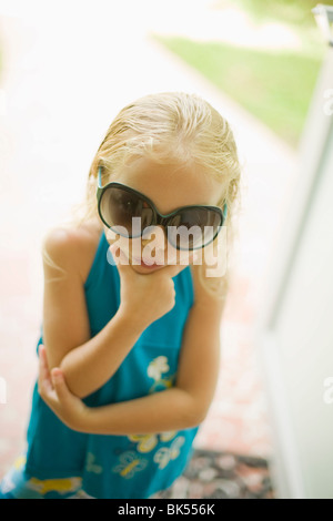 Mädchen tragen Sonnenbrillen Stockfoto