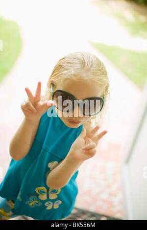 Mädchen tragen Sonnenbrillen Stockfoto