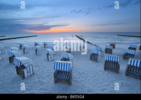 Liegestühle am Strand bei Sonnenuntergang, Ostsee, Mecklenburg-Vorpommern, Deutschland Stockfoto