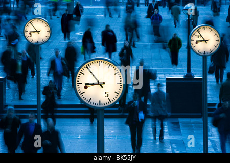 UHREN UND BEWEGT MENSCHEN CANARY WHARF LONDON UK Stockfoto