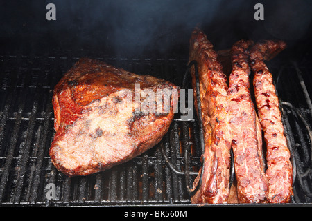 Nahaufnahme von Fleisch auf dem Grill Stockfoto