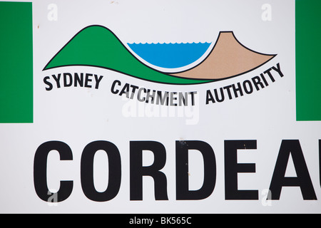Ein Schild an einem der Stauseen, die Bereitstellung von Trinkwasser nach Sydney, Australien. Stockfoto