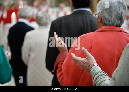 Messe in Pontigny Abbey Kirche, Pontigny, Yonne, Burgund, Frankreich, Europa Stockfoto