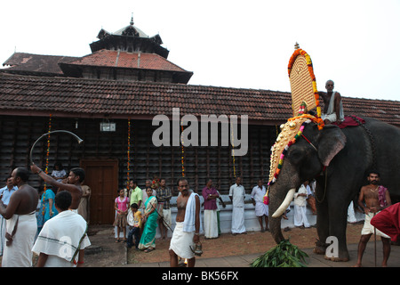 Pooram peruvanam, ein jährliches Festival in der peruvanam Tempel statt, in der Nähe von thrissur, berühmt für chenda melam, vor allem panchari melam Stockfoto