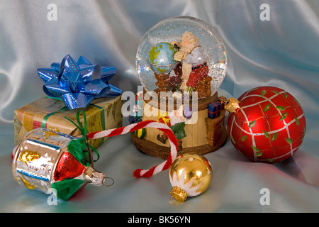 Weihnachtsschmuck, eine Schneekugel, Weihnachts-Geschenk und eine Zuckerstange Stockfoto