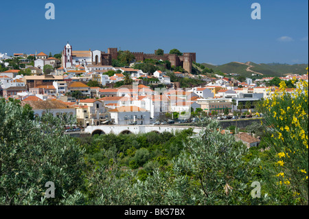 Portugal, Algarve, Silves, Stadt und Burg gesehen über Orange Groves Stockfoto