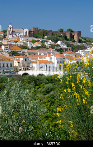 Portugal, Algarve, Silves, Stadt und Burg gesehen über Orange Groves Stockfoto