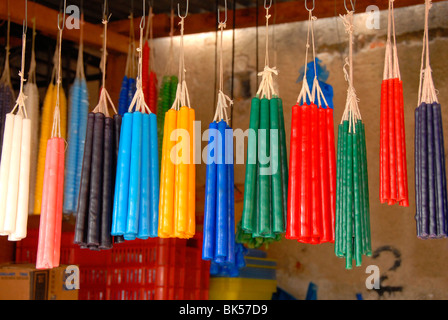 Farbige Kerzen, Antigua, Guatemala, Mittelamerika Stockfoto