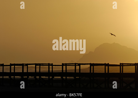 Hölzerne Brücke und das Meer bei Sonnenuntergang - Hermanus, South Western Cape, South Africa Stockfoto