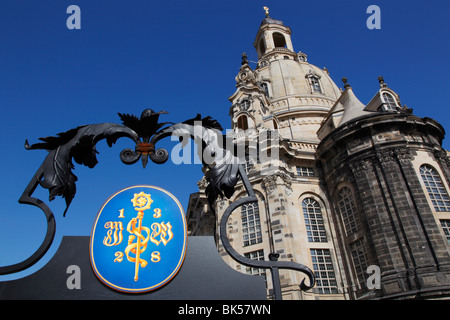 Dekorierte Schmiedeeisen Zeichen und Insignien, Frauenkirche (Liebfrauenkirche), Altstadt, Dresden, Sachsen, Deutschland, Europa Stockfoto