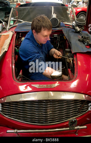 Mechaniker arbeiten in einem Oldtimer-Restaurierung-workshop Stockfoto