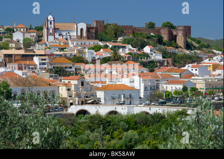 Portugal, Algarve, Silves, Stadt und Burg gesehen über Orange Groves Stockfoto