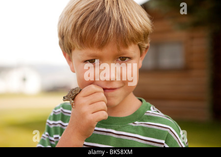 Junge mit Frosch in der hand Stockfoto