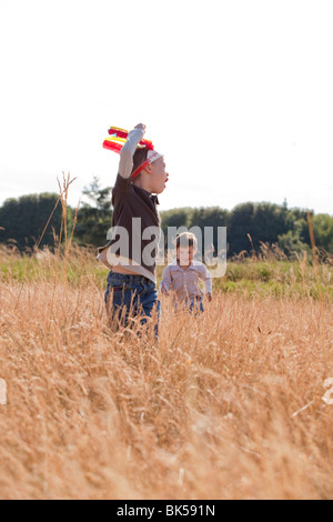 Jungen spielen im Feld Stockfoto