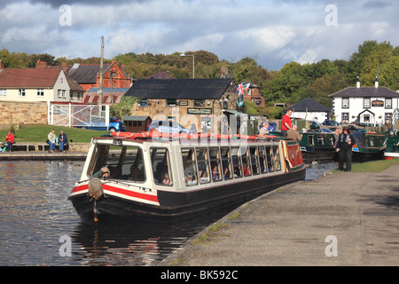 Ein Narrowboat vertäut am Trevor Becken am Llangollen Kanal Stockfoto