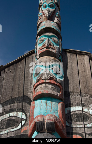 Tlingit Totempfahl, Ravens Fort Tribal House, Fort William Seward, Haines, Alaska, Vereinigte Staaten von Amerika, Nordamerika Stockfoto