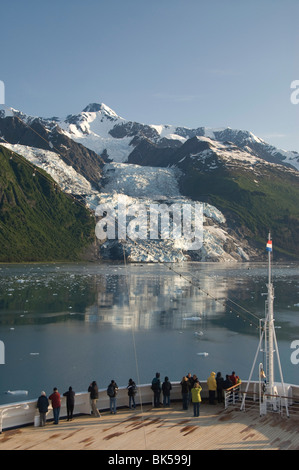 Passagiere auf Kreuzfahrtschiff Anzeigen der Gletscher Vassar College Fjord, Inside Passage, Alaska, Vereinigte Staaten Stockfoto