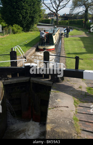 Schmale Boot am Llangollen Kanal durch die Schleusen am Grindley Brook, Shropshire, England, Vereinigtes Königreich, Europa Stockfoto