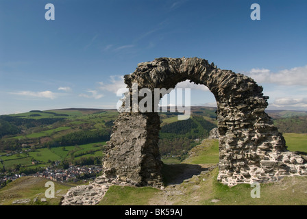 Ruinen der Burg Dinas Bran und Dorf von Llangollen unten, Denbighshire, Wales, Vereinigtes Königreich, Europa Stockfoto