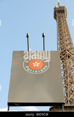 Boot-Ständer für touristische Ausflüge auf der Seine beim Eiffelturm, Paris Stockfoto