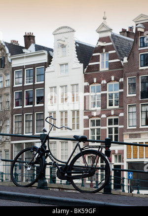 Fahrrad geparkt auf Brücke über den Kanal in zentralen Amsterdam Niederlande Stockfoto