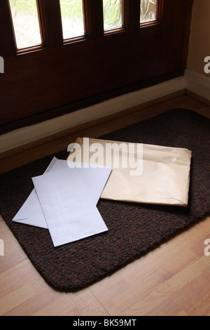 E-Mail Auslieferung von Buchstaben auf einem Flur Matte, inländischen Home, Großbritannien Stockfoto