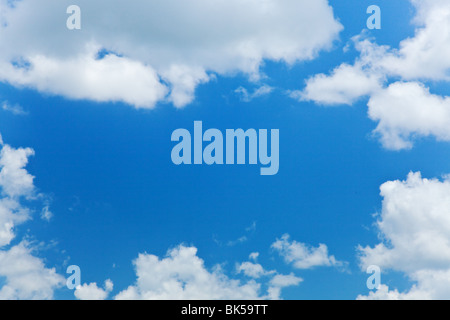 blauer Himmel mit flauschigen weißen Wolken an einem sonnigen Tag Stockfoto