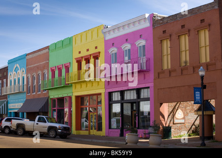 Candy farbigen Gebäude auf Main Street Geschäft Bezirk n Yazoo City, Mississippi Stockfoto