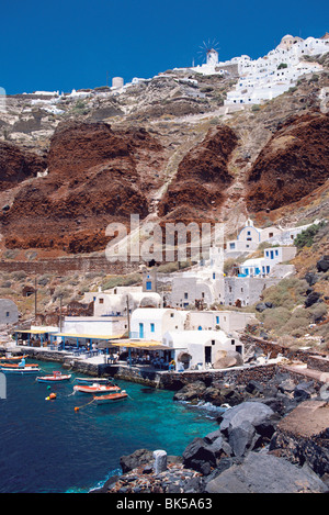 Dorf und Hafen, Oia, Santorini, Cyclades, griechische Inseln, Griechenland, Europa Stockfoto