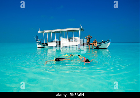 Zwei Paare Schnorcheln auf den Malediven, Indischer Ozean, Asien Stockfoto