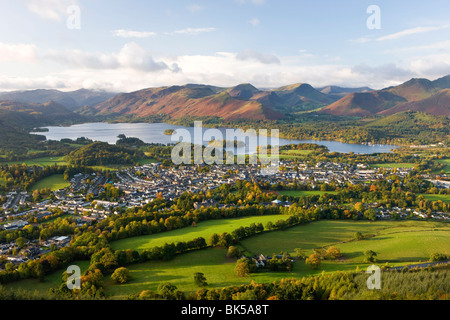 Blick über Keswick und Derwent Water von Skiddaw Range, Nationalpark Lake District, Cumbria, England, Vereinigtes Königreich Stockfoto