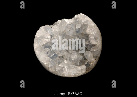 Coelestin Geode auf schwarzem Hintergrund Stockfoto