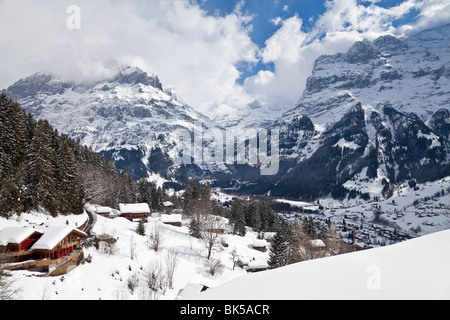 Grindelwald und Wetterhorn Berg, Jungfrauregion, Berner Oberland, Schweizer Alpen, Schweiz, Europa Stockfoto